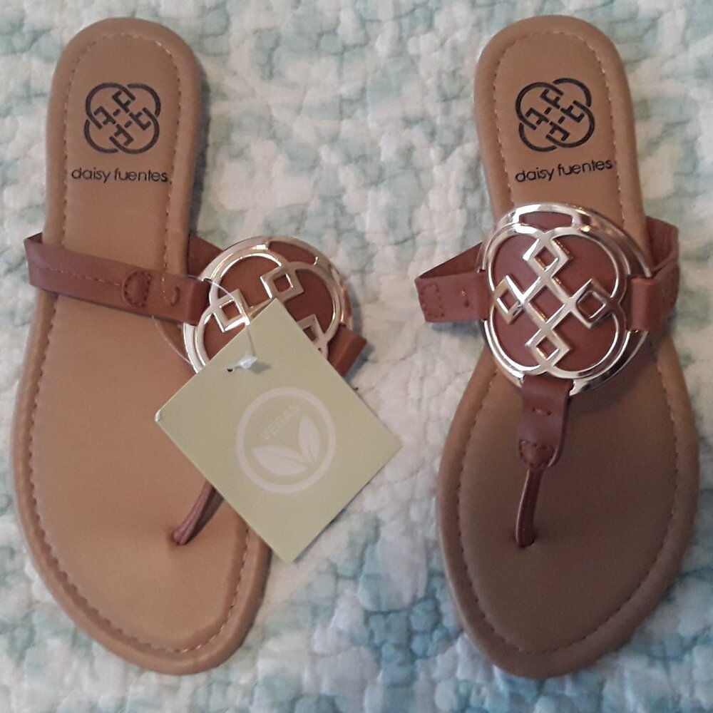 Daisy Fuentes New w/tags, Women's size 5M thong sandals tan w/ gold logo
